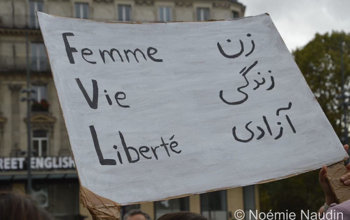 Pancarte femme, vie, liberté