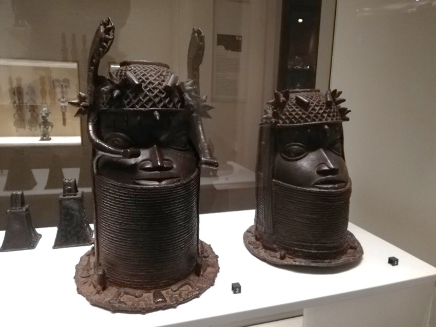 Oeuvres d'art sculptés, têtes de rois Oba couronnés, exposé au Quai Branly, art africain