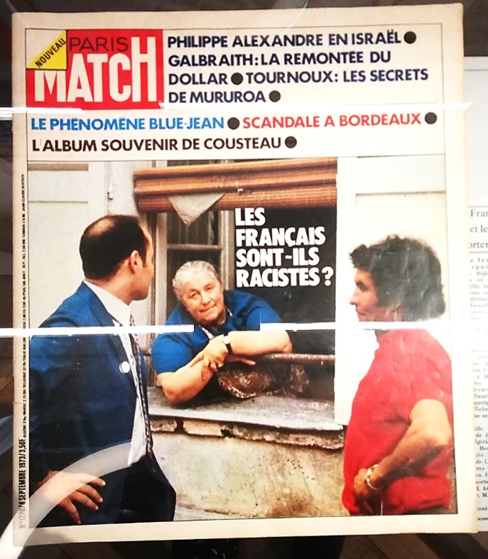 Une de journal, Paris Match, septembre 1973. une femme à la fenêtre, la tête dehors, un homme en costume gauche et une femme à droite. Ils sont de profils. Le titre : Les français sont-ils racistes ? 