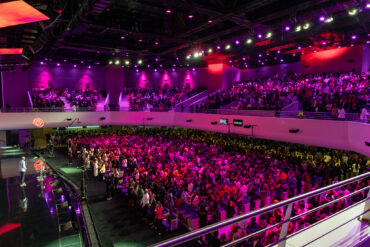 Culte évangélique dominical d’Yvan Castanou, pasteur principal et fondateur du réseau d’églises Impact Centre Chrétien à la «Cité Royale», une « megachurch » de 3 700 places à Croissy-Beaubourg (77). ©Impact Centre Chrétien