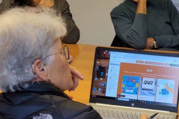 Nicole Voisine (senior participante) assiste à l’atelier mis en place par Clic & Moi. Crédits : Anthéa Claux