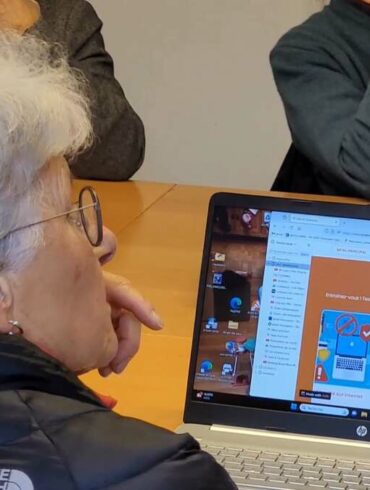 Nicole Voisine (senior participante) assiste à l’atelier mis en place par Clic & Moi. Crédits : Anthéa Claux