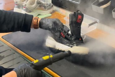 Un bénévole des Pinces à Linge nettoie une paire de baskets, le 25 janvier 2024. ©Sara Trabi