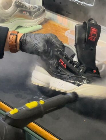 Un bénévole des Pinces à Linge nettoie une paire de baskets, le 25 janvier 2024. ©Sara Trabi