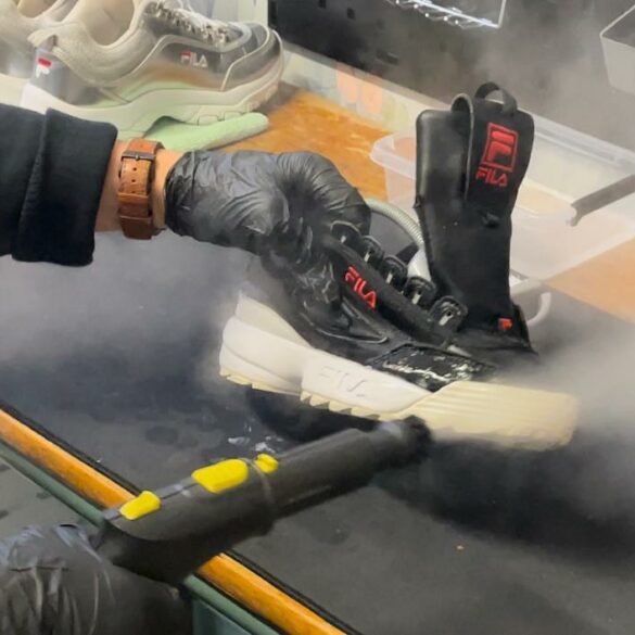 Un bénévole des Pinces à Linge nettoie une paire de baskets, le 25 janvier 2024. ©Sara Trabi