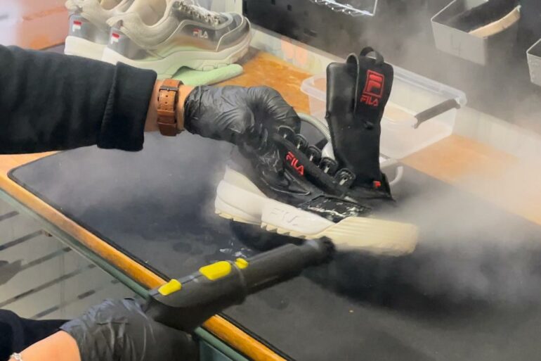 Un bénévole des Pinces à Linge nettoie une paire de baskets, le 25 janvier 2024. ©Sara Trabi
