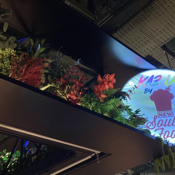 Plaque du stand Kaz’La par New Soul Food au sein du food-market Boom Boom Villette. ©Cintia Nabi Cabral