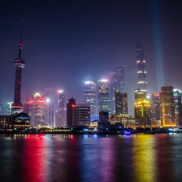 Shanghai, the most populated city in China, represents the rapid Chinese economic growth through its large number of skyscrapers. © Renjinpeng | Pixabay