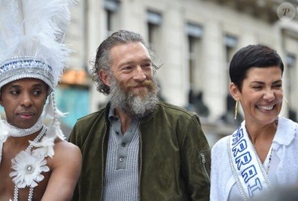 Roberto Chaves (à gauche), le fondateur du Lavage de la Madeleine, avec l’acteur Vincent Cassel (au milieu) et l’animatrice Cristina Cordula (à droite), le parrain et la marraine du Lavage de la Madeleine le 4 septembre 2016. Le lavage est reconnu comme patrimoine immatériel de la France depuis 2014 par l’association Ile du Monde. Crédits : BestImage.