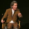 Wes Anderson durant sa leçon de cinéma après la projection d'Asteroid City. Crédit : Anthéa Claux.