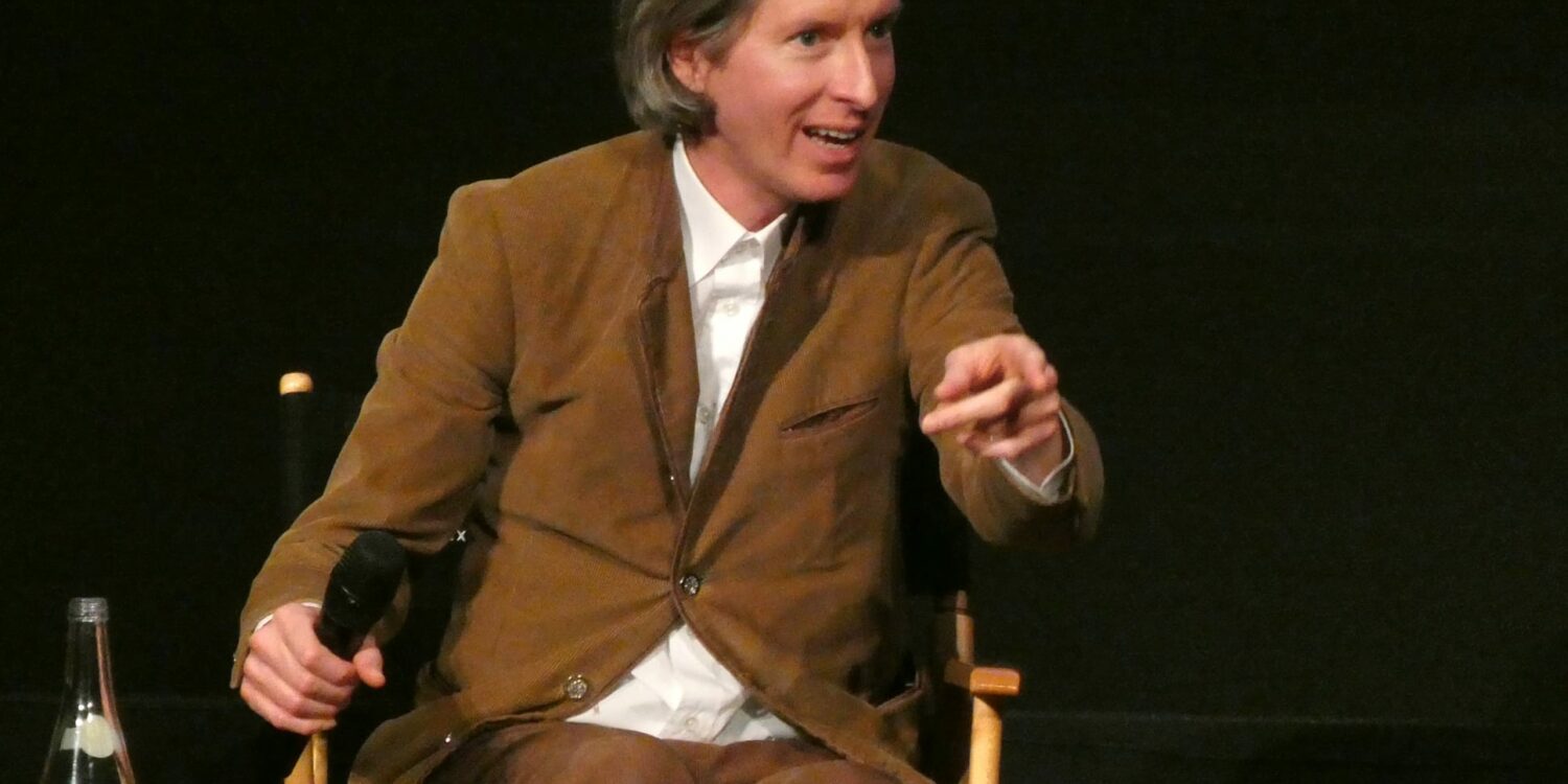 Wes Anderson durant sa leçon de cinéma après la projection d'Asteroid City. Crédit : Anthéa Claux.