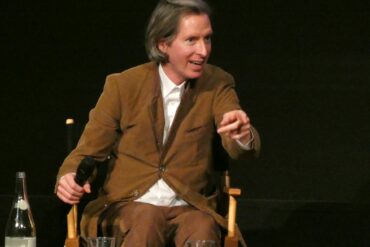 Wes Anderson durant sa leçon de cinéma après la projection d'Asteroid City. Crédit : Anthéa Claux.