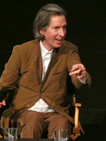 Wes Anderson durant sa leçon de cinéma après la projection d'Asteroid City. Crédit : Anthéa Claux.