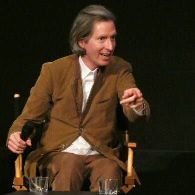 Wes Anderson durant sa leçon de cinéma après la projection d'Asteroid City. Crédit : Anthéa Claux.