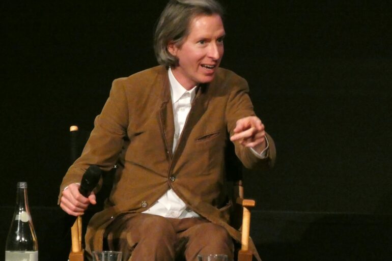 Wes Anderson durant sa leçon de cinéma après la projection d'Asteroid City. Crédit : Anthéa Claux.